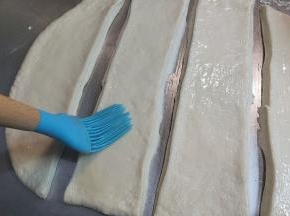 每条都涂抹上炼乳酱。（不要全部涂完，要留一点等下涂表面）