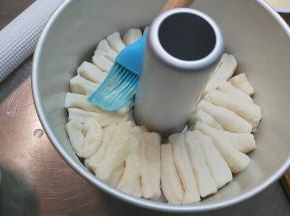 在表面刷上一点点炼乳酱，然后保鲜膜密封进行二次发酵。