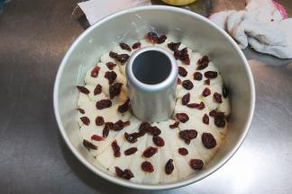 发酵至两倍大后，把余下的炼乳酱全部涂抹在表面，然后撒上蔓越莓干。