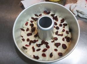 发酵至两倍大后，把余下的炼乳酱全部涂抹在表面，然后撒上蔓越莓干。