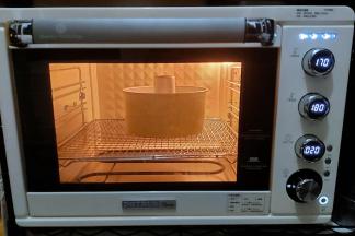 烤箱上火170度下火180度预热好，把模具放入中下层，20-25分钟左右。(看上色情况调整烤制时间，泡软的蔓越莓干需多加五分钟)