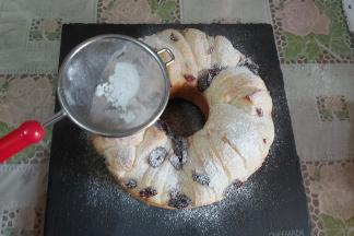 烤好后取出，稍微凉一下脱模，凉透了保鲜袋密封保存即可，吃之前在表面撒一层薄薄的防潮糖粉，给我们的炼乳面包提高一下颜值，吃起来也很不错哟。