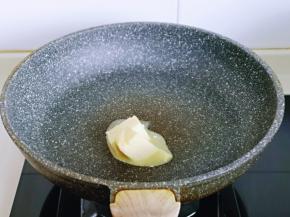 热锅，加入黄油小火融化。(全程小火)