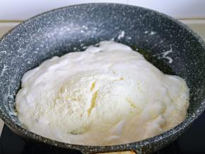 棉花糖化开后加入奶粉。
抹茶味的这一步加入抹茶粉翻拌均匀关火。