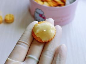 取一块小奇福饼干，放上牛轧糖。