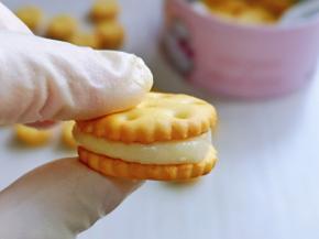 再叠加上一块小饼干，轻轻捏一下就可以啦！