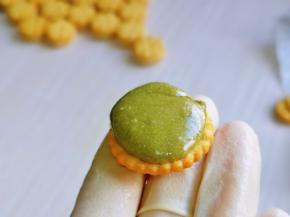 抹茶的同样操作方法，取一块饼干，加入抹茶牛轧糖。