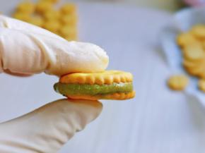 再叠加一块饼干，轻轻捏一下，依次做完。