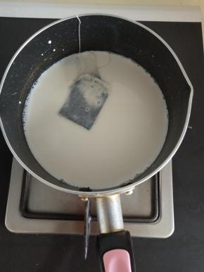 2、红茶包和牛奶一起加入煮开后放凉备用。
。