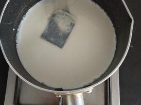 2、红茶包和牛奶一起加入煮开后放凉备用。
。