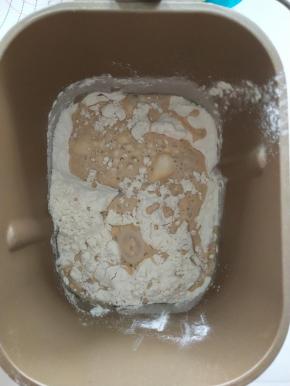 3、除黄油外所有材料放入面包机揉面。