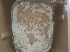 3、除黄油外所有材料放入面包机揉面。