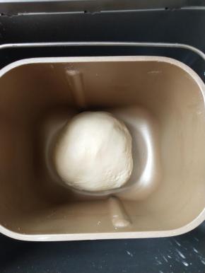 6、滚圆放入温暖的地方发酵。