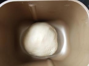 6、滚圆放入温暖的地方发酵。