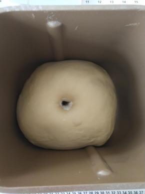 7、发酵到2倍大，用手指沾面粉戳洞不回缩即可。