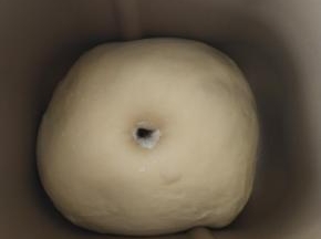 7、发酵到2倍大，用手指沾面粉戳洞不回缩即可。