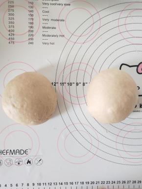 8、将面团分成2份，滚圆后盖保鲜膜松弛15分钟。