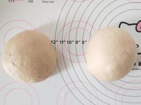 8、将面团分成2份，滚圆后盖保鲜膜松弛15分钟。