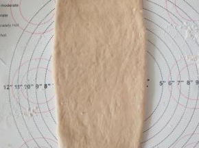 9、取面团擀成椭圆形，翻面，压薄底边。