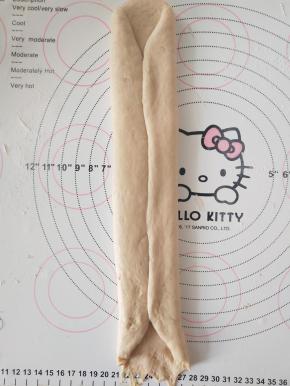 10、将左右向中间对折。