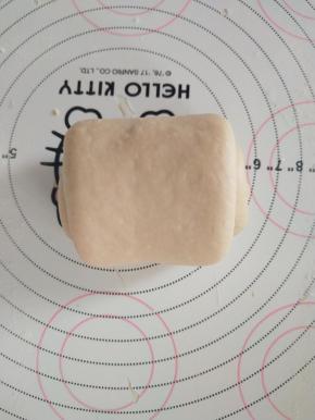 11、从上往下卷起，收紧封口处。