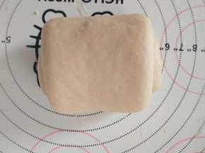 11、从上往下卷起，收紧封口处。