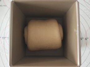 12、放入学厨水立方模具内，收口冲下放置。