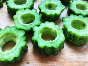 用这个时间把苦瓜清洗干净，切二厘米厚的段，去掉苦瓜瓤。