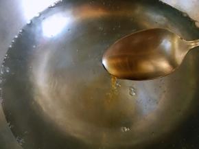 再起一锅清水，煮开后加入花雕酒，花雕酒也是去异味，增香的作用。