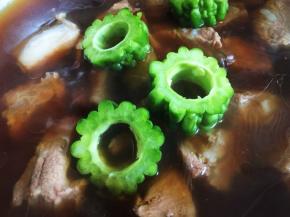 放入排骨锅中再继续炖七八分钟，即可出锅。这道苦瓜炖肋骨，骨酥肉烂，苦瓜清香的味道溶入汤汁中，清爽而不腻口。