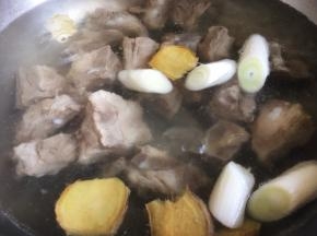 下入肋骨大火煮开转中小火慢炖一小时。