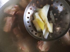 一小时后将葱段夹出，这可以让排骨汤清爽干净。
