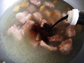 倒入生抽，再炖二十分钟。