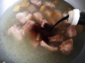 倒入生抽，再炖二十分钟。