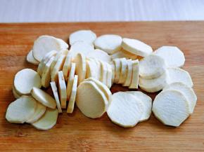 首先将地瓜去皮，洗干净切片，不要切太厚，我买的是粉糯的白瓤地瓜，可以根据个人喜好选择。