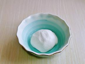 糯米粉中加入白砂糖，分次加入温水搅拌成絮状，再揉成面团。