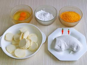 准备好面包糠，淀粉，鸡蛋液。