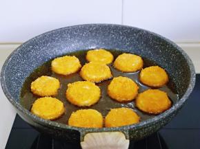 锅中加入食用油，油温8成热时。摆入做好的地瓜年糕，并间隔距离。