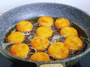 小火炸至两面金黄捞出，一定小火哈，不然会外焦里生的现象。