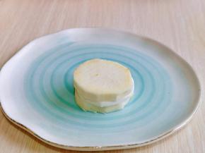 再取一片地瓜片，用手轻轻按一下，依次做完。