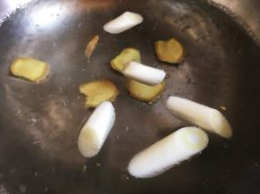 加入葱姜煮开。