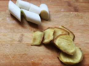 准备好葱姜，葱姜可以去除肋骨中的异味。