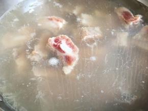 猪肋骨提前用冷水浸泡，中途多换几遍水，可以去除肋骨里的杂质血污。冷水下锅，焯烫去血沫，用温水冲洗干净。