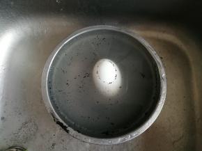 咸蛋泡在水里，把外面那一层灰炭洗干净，泡一泡就很容易洗干净