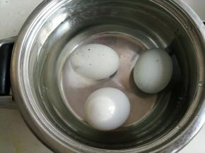 把咸蛋放在水中煮几分钟，目的是让咸蛋的蛋清和蛋黄凝固