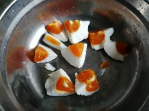 把咸蛋和皮蛋的蛋壳剥去，切成小块