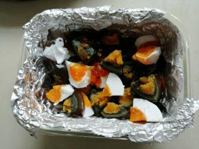 耐高温玻璃盒内铺一张锡纸，或耐高温保鲜膜，方便蒸熟后脱模，把切成小块的皮蛋和咸蛋放在玻璃盒底部，为了使蒸好的三色蛋切面好看，建议咸蛋和皮蛋错开摆放