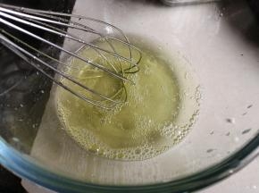 把4个鸡蛋的蛋清和蛋白分离，蛋清加上一小勺水拌均匀