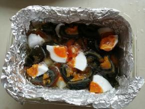 把鸡蛋清倒入，轻晃一下，分布均匀，不要搅拌，先蒸5分钟