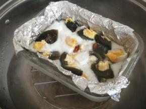 最后把鸡蛋黄淋在上面，继续蒸10分钟左右。蒸熟后倒出来，去掉锡纸，待没那么烫的时候，再用刀切开一份份。此分量够3-4人食用，一道很下饭的菜哟
